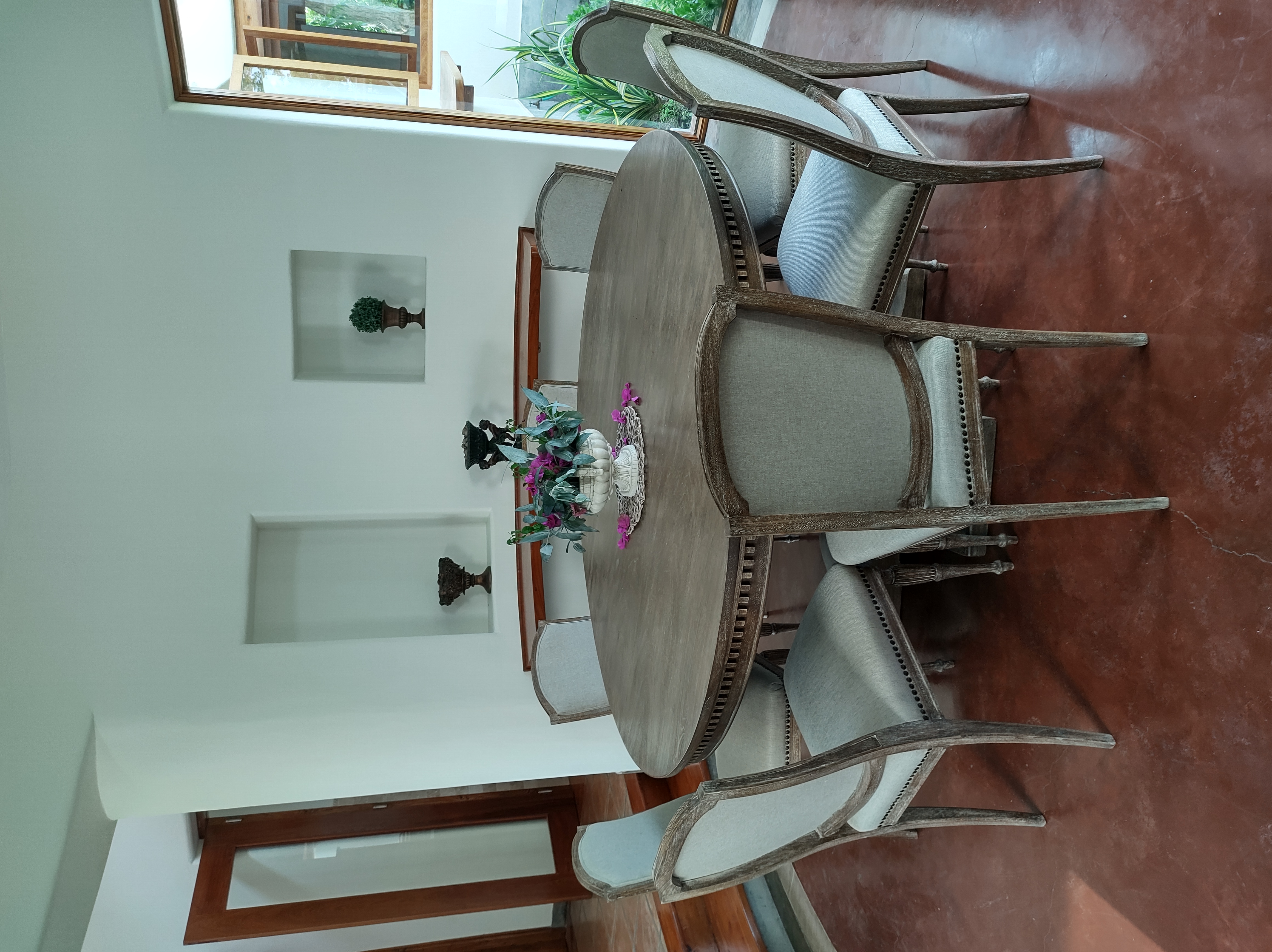Comedor clásico en madera y lino
