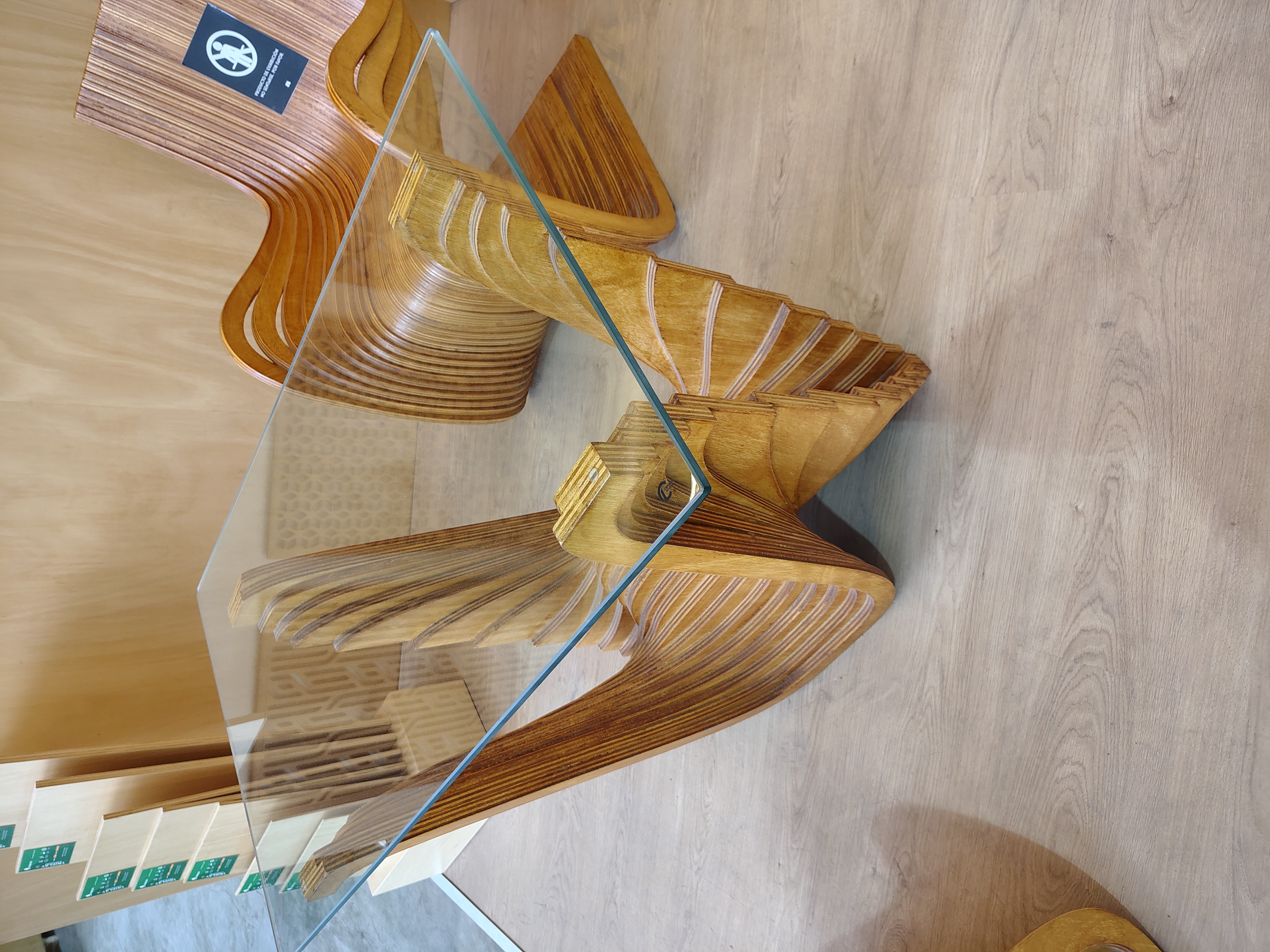 Mesa escultórica en madera laminada