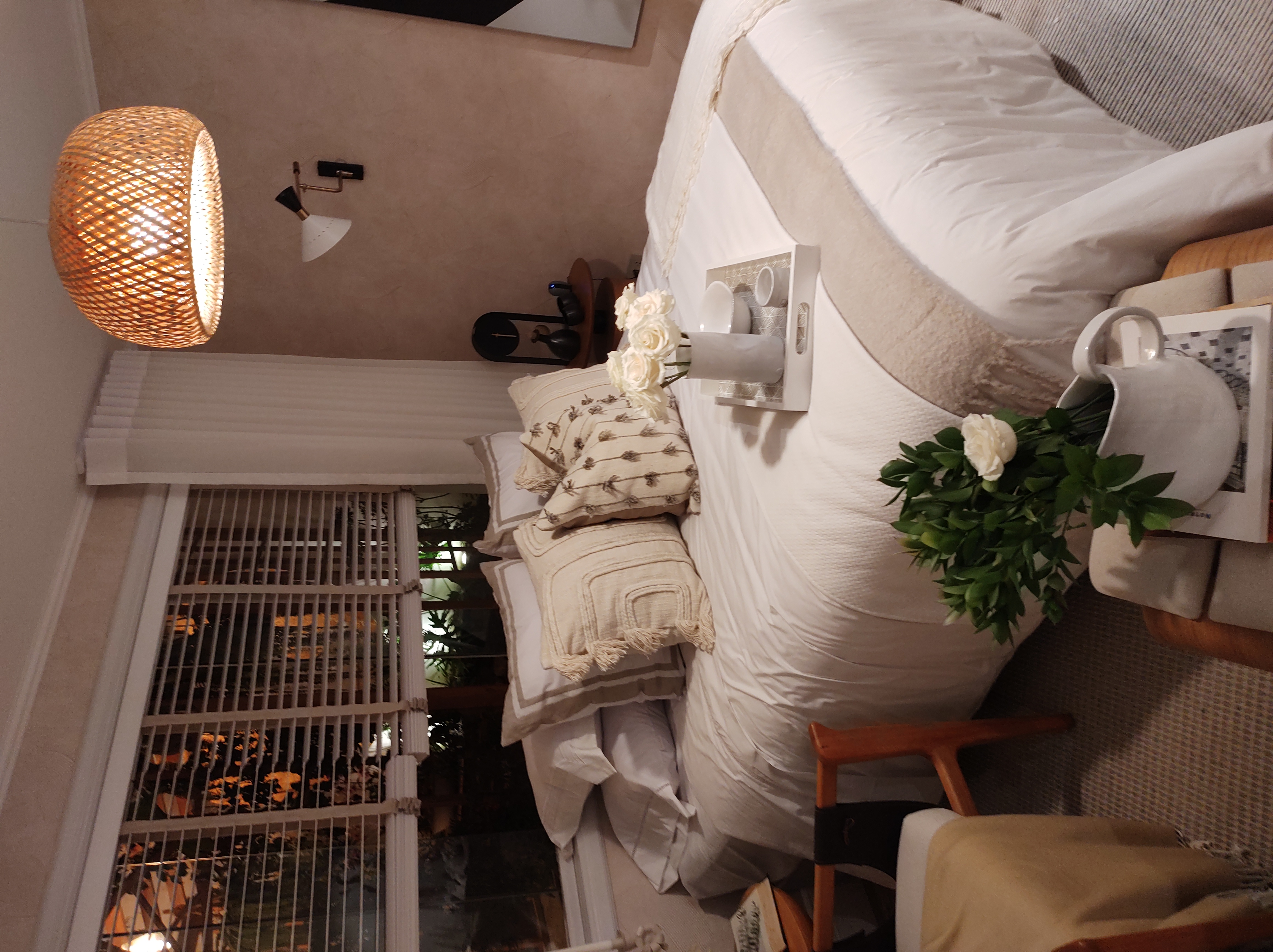 Dormitorio boho con textiles cálidos