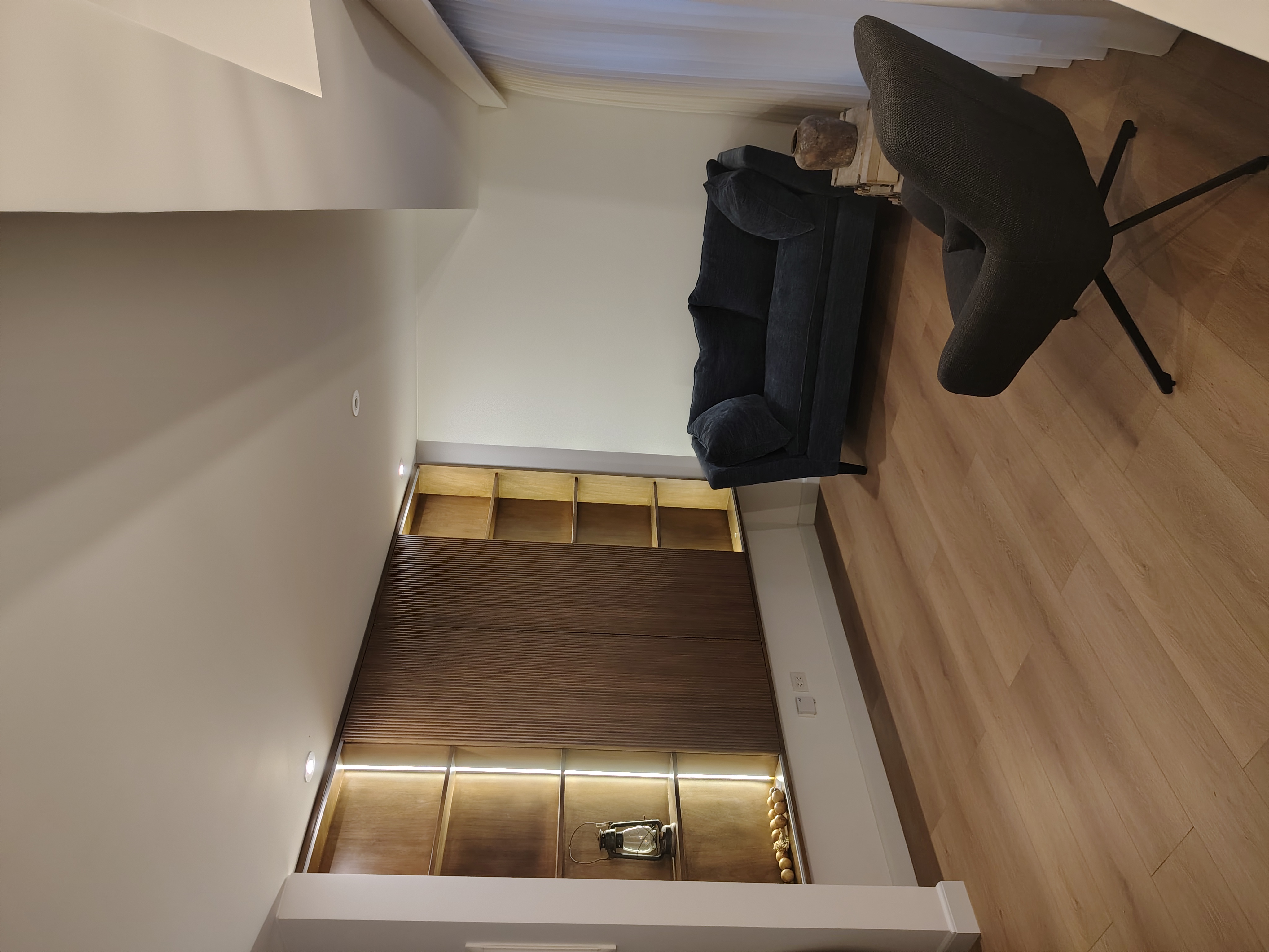 Sala con carpintería empotrada