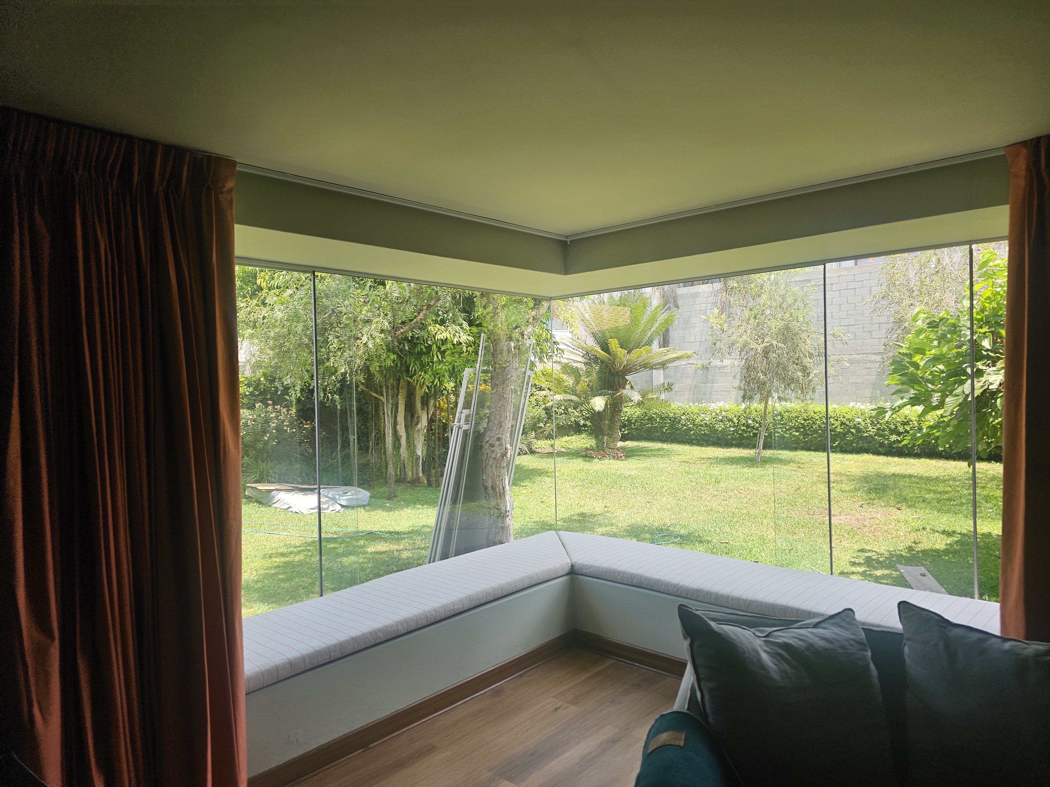 Cortinaje con riel hotelero